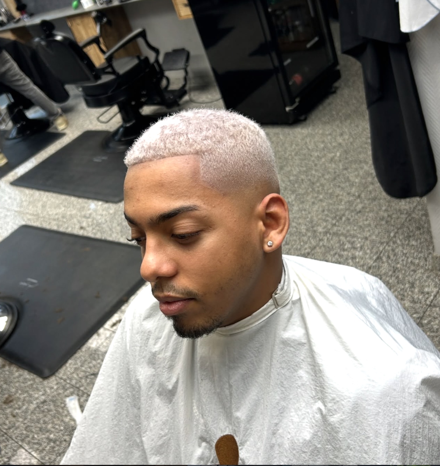 Platinum-Blond Skin-Fade frisch geschnitten