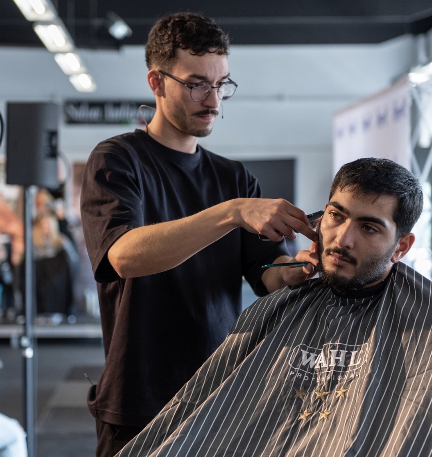 Jerome bei der Arbeit — Premium Bart-Konturen