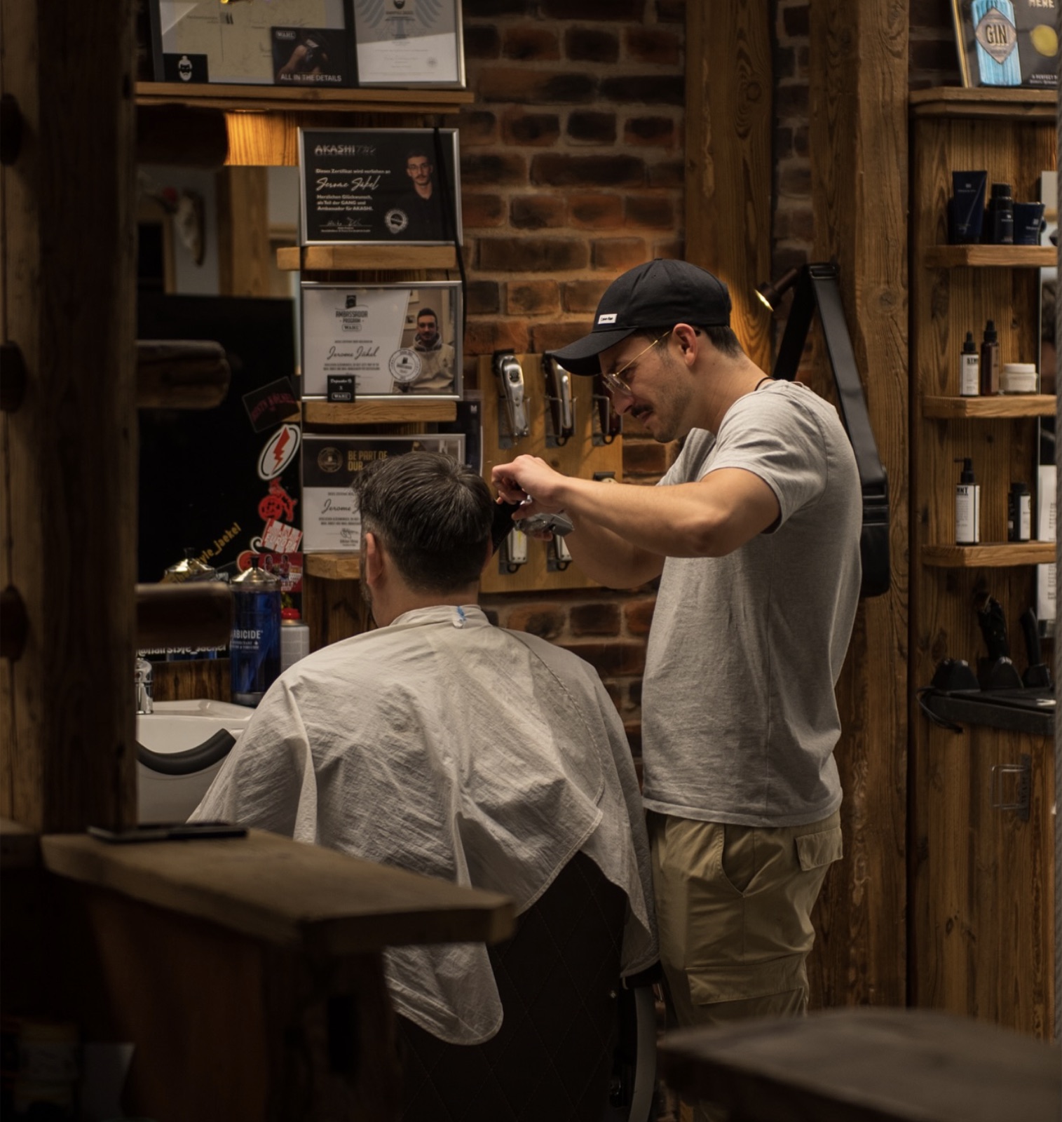 Im Salon — Jerome am Arbeitsplatz mit Awards-Wall